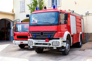 消防車 烈焰中的鋼鐵衛士