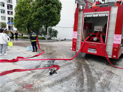 市政停水致校園用水告急 ，消防車(chē)送水解燃眉之急